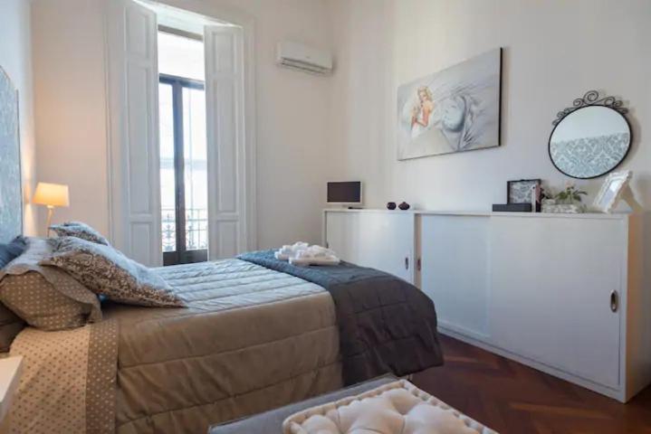 Vesuvius Suite - Elegante Appartamento In Centro Nápoles Exterior foto